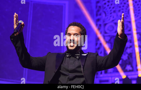 Wiesbaden, Germania. 6 febbraio, 2016. Il cantante Adel Tawil esegue sul palco durante il 2016 Sport palla in Wiesbaden, Germania, il 6 febbraio 2016. Foto: Arne Dedert/dpa/Alamy Live News Foto Stock