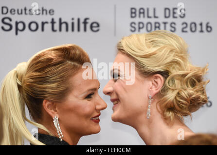 Wiesbaden, Germania. 6 febbraio, 2016. Ex skiier alpino Maria Hoefl-Riesch (r) ed ex nuoto pro Franziska van Almsick frequentare il 2016 Sport palla in Wiesbaden, Germania, il 6 febbraio 2016. Foto: Arne Dedert/dpa/Alamy Live News Foto Stock
