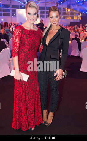 Wiesbaden, Germania. 6 febbraio, 2016. Ex skiier alpino Maria Hoefl-Riesch (l) e ex nuoto pro Franziska van Almsick frequentare il 2016 Sport palla in Wiesbaden, Germania, il 6 febbraio 2016. Foto: Boris Roessler/dpa/Alamy Live News Foto Stock