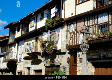 Città medievale con i ritratti degli abitanti sulle loro case. Mogarraz, Castilla y León. Spagna Foto Stock