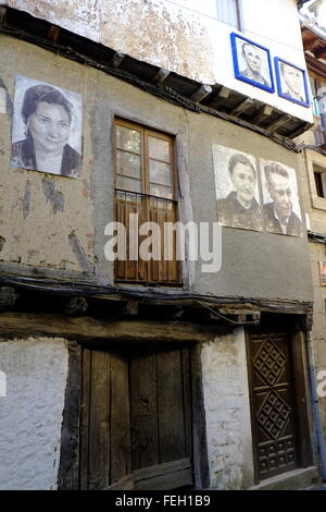 Città medievale con i ritratti degli abitanti sulle loro case. Mogarraz, Castilla y León. Spagna Foto Stock