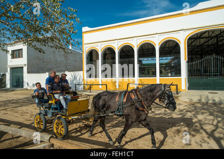 La città di El Rocío, orientata ai cavalli. Almonte, Provincia di Huelva, Andalusia, Spagna Foto Stock