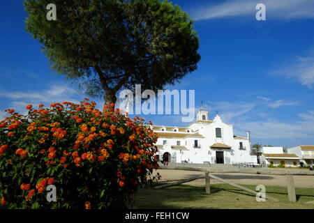 L'Eremo di El Rocio sulle strade sabbiose di El Rocio, Almonte, Provincia di Huelva, Andalusia, Spagna Foto Stock