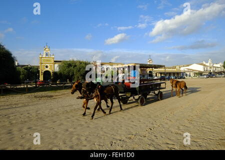 La città di El Rocío, orientata ai cavalli. Almonte, Provincia di Huelva, Andalusia, Spagna Foto Stock