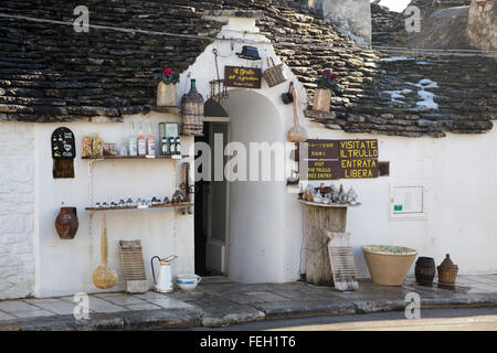 Caratteristici trulli di Alberobello, Puglia, Italia - shop con segni in diverse lingue Foto Stock