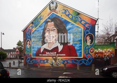 Il murale dedicato al repubblicano scioperante della fame di Bobby Sands. Egli è stato un membro dell'IRA che morì in sciopero della fame nel labirinto Foto Stock