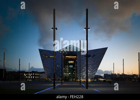 Crepuscolo presso il Museo del Titanic , sul sito dell'ex Harland e Wolff shipyard , Titanic Quarter Belfast Foto Stock