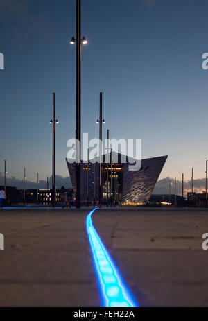 Crepuscolo presso il Museo del Titanic , sul sito dell'ex Harland e Wolff shipyard , Titanic Quarter Belfast Foto Stock