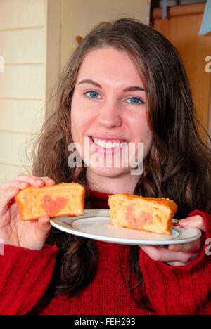 Sophie con il suo pan di spagna san valentino messaggio. (Vedere associata la storia) Foto Stock