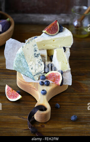 Miscela di formaggio su schede di taglio, cibo Foto Stock