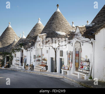 Trulli souvenir negozi di articoli da regalo in Alberobello Puglia, Italia Foto Stock