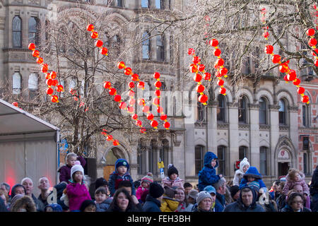 Manchester il 7 febbraio, 2016. Anno Nuovo Cinese Dragon Parade. L'Anno della Scimmia parata è stata guidata da una spettacolare 175-piede drago con la processione l'impostazione off da Albert Square, di fronte al municipio, rendendo il suo modo di Chinatown, la sfilata è il tradizionale nucleo di Manchester annuale del Capodanno cinese. Credito: Cernan Elias/Alamy Live News Foto Stock