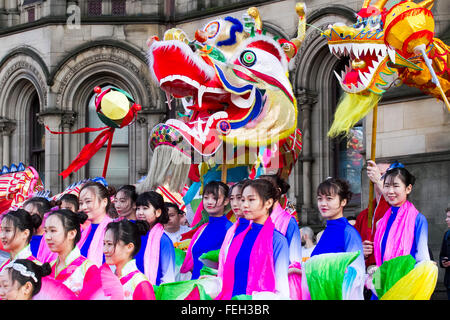 Manchester il 7 febbraio, 2016. Anno Nuovo Cinese Dragon Parade. L'Anno della Scimmia parata è stata guidata da una spettacolare 175-piede drago con la processione l'impostazione off da Albert Square, di fronte al municipio, rendendo il suo modo di Chinatown, la sfilata è il tradizionale nucleo di Manchester annuale del Capodanno cinese. Credito: Cernan Elias/Alamy Live News Foto Stock