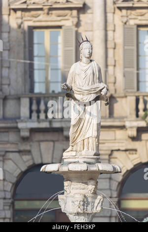 L antica statua romana detta Madonna Verona su una fontana di Piazza delle Erbe in Verona Foto Stock