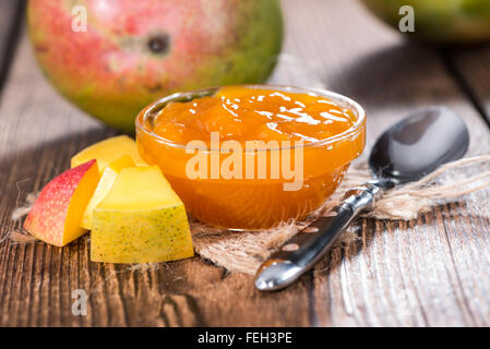 In Casa Mango inceppata sul scuro dello sfondo in legno Foto Stock