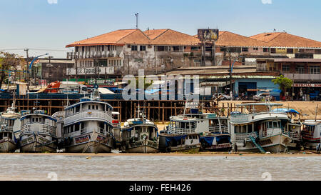 Barche sul fiume Amazon Santarem in Brasile Foto Stock