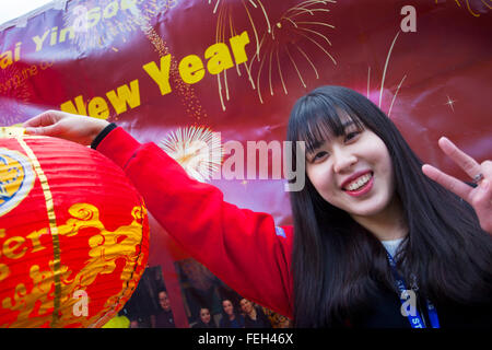 Manchester il 7 febbraio, 2016. Anno Nuovo Cinese Dragon Parade celebrazioni. Shelley Jia Min età 20 all'anno della scimmia parade che è stato guidato da una spettacolare 175-piede drago con la processione l'impostazione off da Albert Square, di fronte al municipio, rendendo il suo modo di Chinatown, la sfilata è il tradizionale nucleo di Manchester annuale del Capodanno cinese. Foto Stock