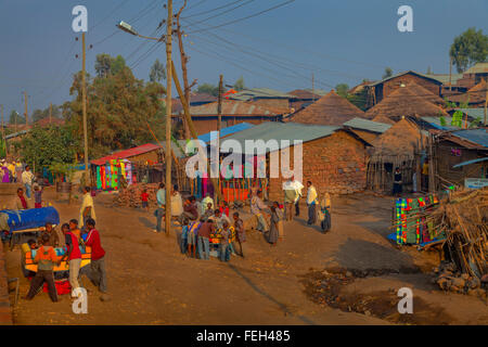 I giovani a giocare a biliardino in Lalibela, Etiopia. Foto Stock