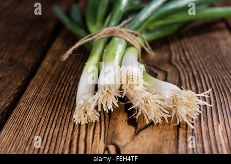 Lo scalogno (fresco tagliato) come close-up shot su sfondo di legno Foto Stock