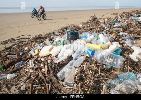 07 feb 2016. Scioccante quantità di plastica e driftwood lavato fino a Pembrey sands beach,Carmarthenshire,Galles,U.K. Foto Stock