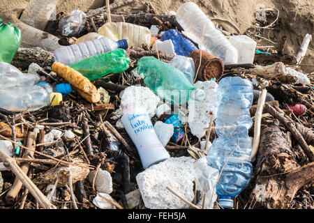 07 feb 2016. Scioccante quantità di plastica e driftwood lavato fino a Pembrey sands beach,Carmarthenshire,Galles,U.K. Foto Stock