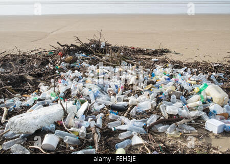 07 feb 2016. Scioccante quantità di plastica e driftwood lavato fino a Pembrey sands beach,Carmarthenshire,Galles,U.K. Foto Stock