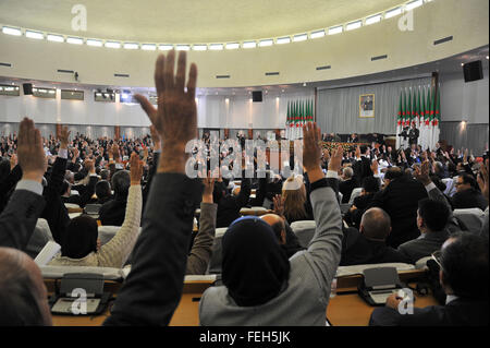 Algeri. 7 febbraio, 2016. I legislatori di partecipare a una sessione di Algeri, Algeria, Febbraio 7, 2016. Il Parlamento algerino di domenica ha approvato una serie di riforme costituzionali che l' autorità detto consentirebbe di rafforzare la democrazia, nonostante il boicottaggio da partiti di opposizione. © Xinhua/Alamy Live News Foto Stock