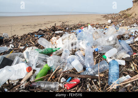 07 feb 2016. Scioccante quantità di plastica e driftwood lavato fino a Pembrey sands beach,Carmarthenshire,Galles,U.K. Foto Stock