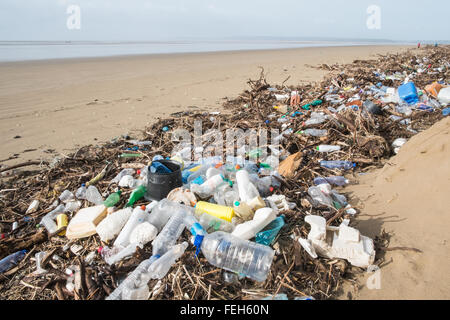 07 feb 2016. Scioccante quantità di plastica e driftwood lavato fino a Pembrey sands beach,Carmarthenshire,Galles,U.K. Foto Stock