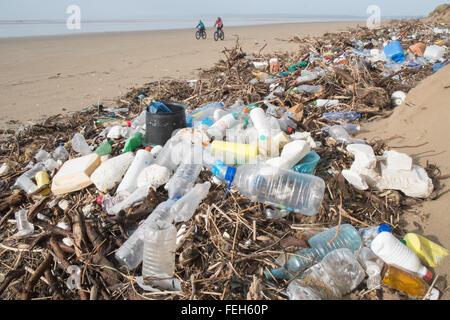 07 feb 2016. Scioccante quantità di plastica e driftwood lavato fino a Pembrey sands beach,Carmarthenshire,Galles,U.K. Foto Stock