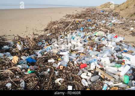 07 feb 2016. Scioccante quantità di plastica e driftwood lavato fino a Pembrey sands beach,Carmarthenshire,Galles,U.K. Foto Stock