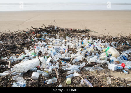 07 feb 2016. Scioccante quantità di plastica e driftwood lavato fino a Pembrey sands beach,Carmarthenshire,Galles,U.K. Foto Stock