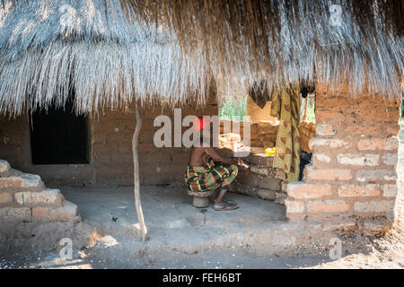 Una donna si siede da solo nel villaggio di Agande sull'Onu isola dell'arcipelago Bijagos in Guinea Bissau Foto Stock