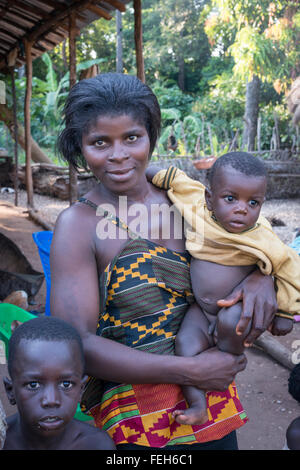 Una madre e i suoi figli nel villaggio di Agande sull'Onu isola dell'arcipelago Bijagos in Guinea Bissau Foto Stock