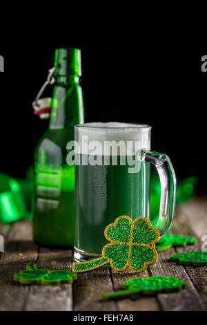 Il verde di birra in una tazza per il giorno di San Patrizio celebrazione Foto Stock