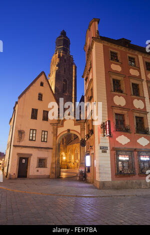 La Polonia, la città di Wroclaw, la Città Vecchia di notte, Jas mi Malgosia (John e Margaret) casamenti medievale case e Santa Elisabetta Chiesa Foto Stock