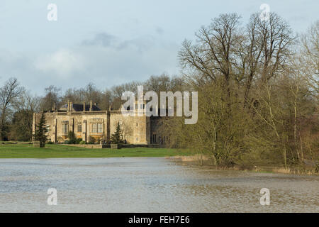 Lacock Abbey, Lacock, Wiltshire, Regno Unito. 7 febbraio 2016. Inondazioni in profondità su terreni agricoli e i vicoli intorno allo storico proprietà del National Trust, Lacock Abbey cause difficili condizioni di guida per gli automobilisti. L'inarrestabile heavy rain negli ultimi 12 ore ha provocato il fiume Avon a raffica si tratta di banche di inondazione del paese road. Credito: Wayne Farrell/Alamy Live News Foto Stock