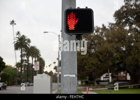 Attraversamento pedonale segno con 'stop' mano rossa che mostra su N. Santa Monica Blvd, Beverly Hills, CA. Foto Stock