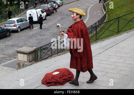 Mimo di eseguire sui gradini davanti alla Cattedrale Sacre Coeur di Parigi, Francia. Foto Stock