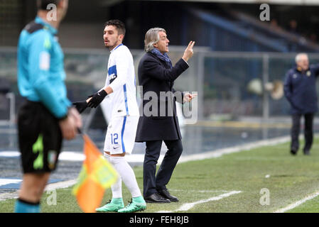 Roberto Mancini Inter Head Coach gesti dietro di lui Inter defender Alex Telles durante il campionato italiano di una partita di calcio tra Hellas Verona FC v FC Inter (foto di Andrea Spinelli / Pacific Stampa) Foto Stock