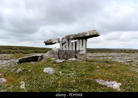 Poulnabrone dolmen nel Burren, Irlanda Foto Stock