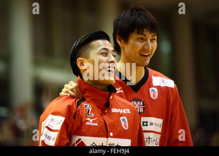 (L a R) Yuki Togashi, Yusuke Okada (jet), 7 febbraio 2016 - Basket : National Basketball League 'NBL' 2015-2016 tra getti di Chiba 70-69 HIROSHIMA libellule in città Yachiyo palestra, Chiba, Giappone. (Foto di AFLO SPORT) Foto Stock