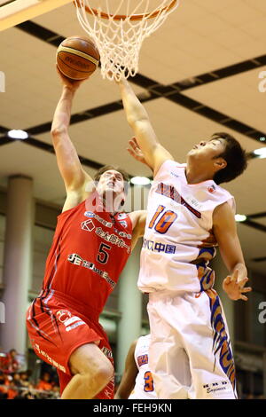 (L a R) Rick Rickert (jet), Kosuke Takeuchi (libellule), 7 febbraio 2016 - Basket : National Basketball League 'NBL' 2015-2016 tra getti di Chiba 70-69 HIROSHIMA libellule in città Yachiyo palestra, Chiba, Giappone. (Foto di AFLO SPORT) Foto Stock