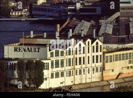 AJAXNETPHOTO. 1990. Parigi, Francia. - RENAULT ILE SEGUIN, boulogne-billancourt - La Renault auto e camion officina dominato l'isola nel fiume Senna. Fu demolita nel 2005. Foto:JONATHAN EASTLAND/AJAX REF:091791 Foto Stock