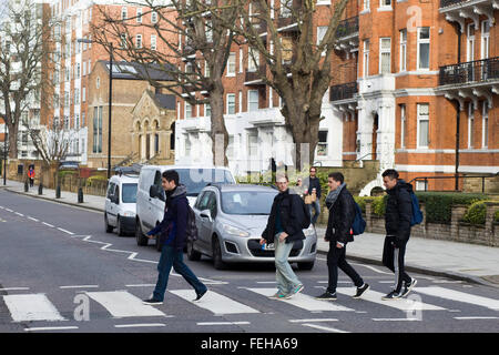 Turisti attraversando il famoso Abbey Road Zebra Crossing su Abbey Road London REGNO UNITO Foto Stock