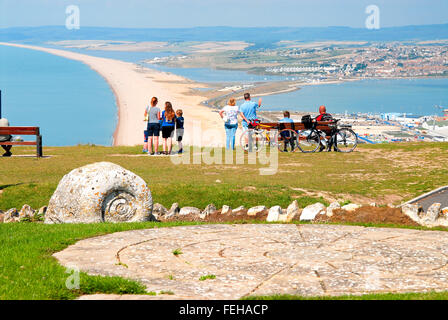 Le persone godono di vedute panoramiche della baia di Lyme , Chesil Beach e Portland porto dall'isola di Portland nel Dorset Foto Stock