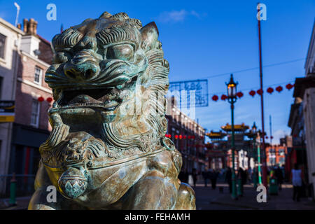 Uno dei la statua del leone contrassegnato l'entrata di Chinatown in Liverpool. Foto Stock