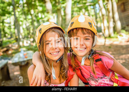 Due amiche felice sorridente nel parco avventura Foto Stock