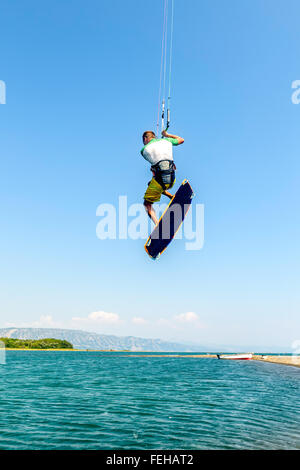 Divertimento acqua e kiteboarding in Ada Bojana, Montenegro Foto Stock