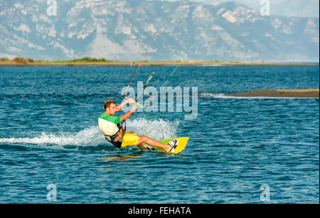 Divertimento acqua e kiteboarding in Ada Bojana, Montenegro Foto Stock